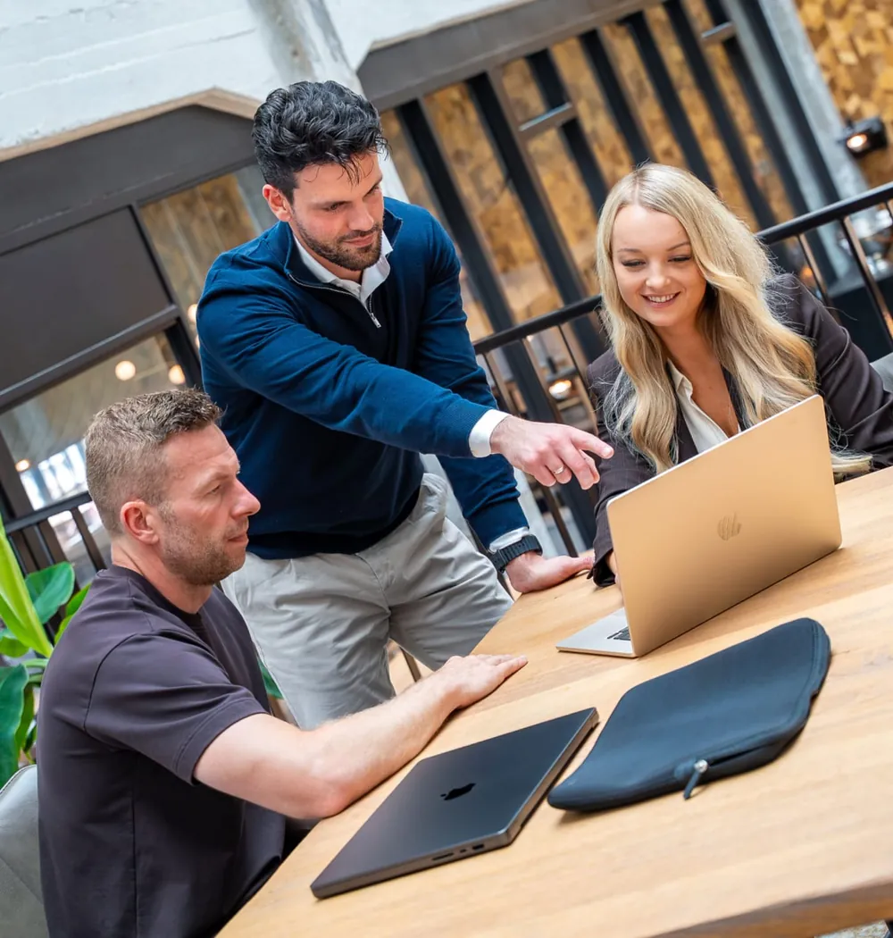 Indi, Nico en Coen overleggen bij een laptop